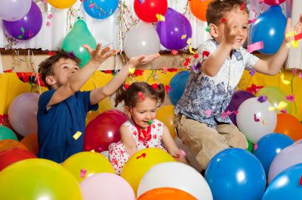 ninos divirtiendose en fiesta de cumpleanos
