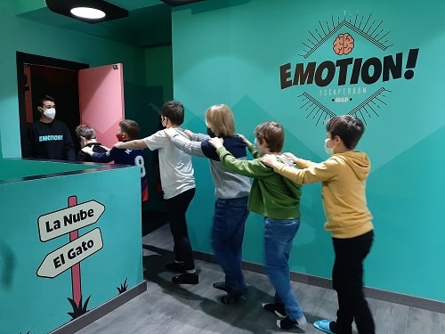 escape room emotion madrid hall ninos entrando a sala