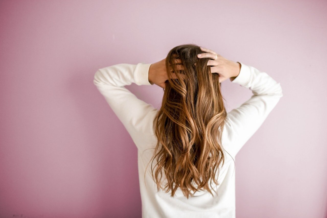 mujer tocandose el pelo